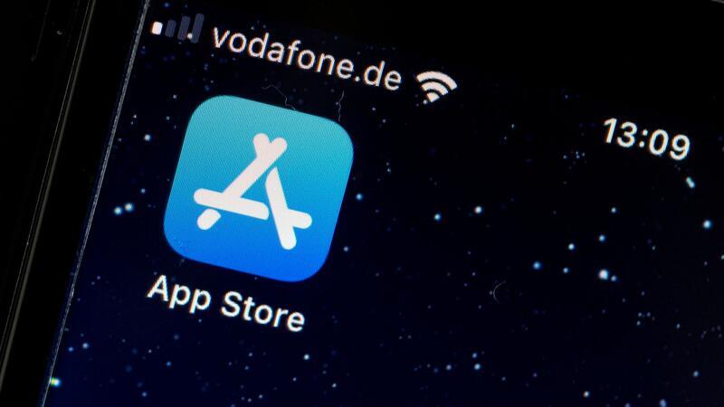 Was mit dem DMA auf dem Smartphone anders werden soll App-Entwickler können entweder alles beim Alten lassen und ihre Anwendungen wie bisher nur über Apples App Store mit einer Abgabe von 15 oder 30 Prozent der Erlöse bei digitalen Gütern und Abos vertreiben - oder sie machen von den neuen Möglichkeiten Gebrauch.