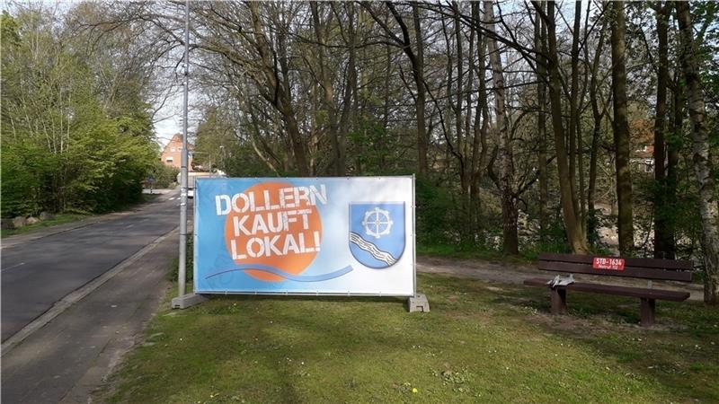 Appell in der Zeit der Wiedereröffnung : Der Banner „Dollern kauft lokal“ steht Am Buschteich in Dollern.