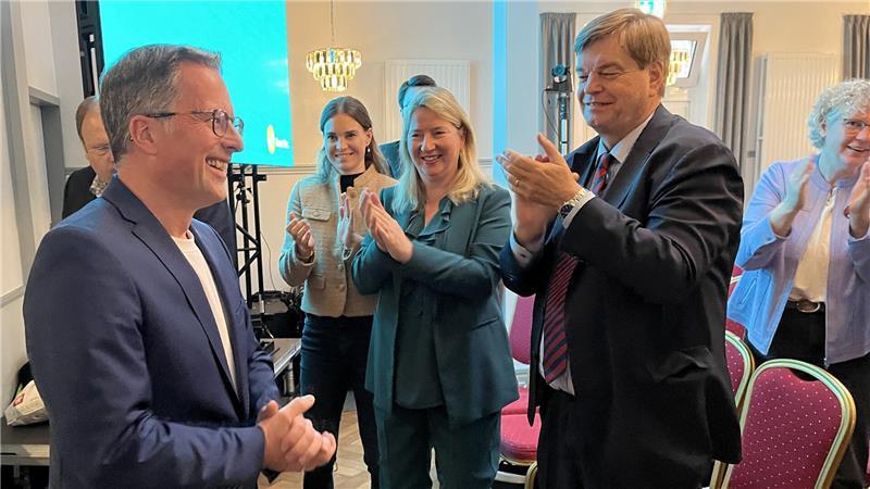 Zitterpartie für Melanie Reinecke – CDU nominiert Kai Seefried als Landrat Applaus für Landrat Kai Seefried nach der Nominierung.