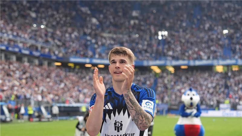 Applaus für die Fans: HSV-Verteidiger Luka Vuskovic nimmt Abschied.