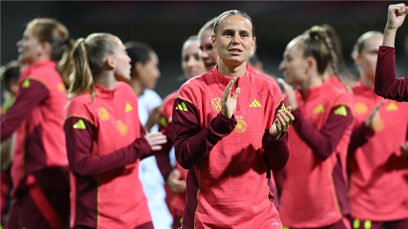 Applaus fürs eigene Team in Bremen: Klara Bühl (M.)  