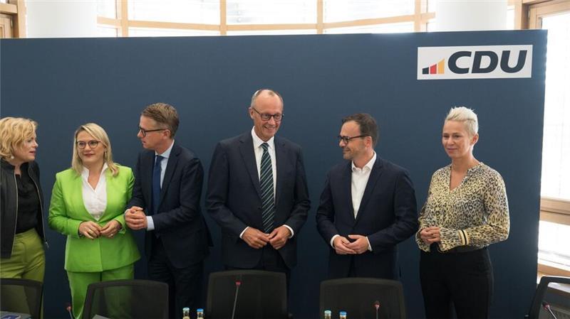 Merz nun offiziell Kanzlerkandidat - „sehr harter Wahlkampf“ Applaus im Konrad-Adenauer-Haus