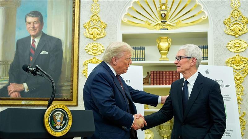 Trump droht mit Chip-Zoll von 100 Prozent - und zeigt Ausweg Apple-Chef Tim Cook brachte zusätzliche Investitionen von 100 Milliarden Dollar mit - und kann sich über eine Befreiung von Zöllen freuen. (Archivbild)