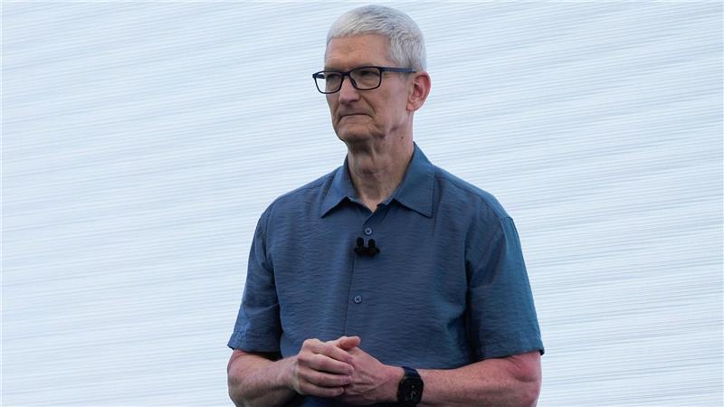 Apple-Chef Tim Cook zufolge kann der iPhone-Konzern Kunden nicht mehr wie bisher Kunden von Preiserhöhungen bei Bauteilen abschirmen. (Archivbild)