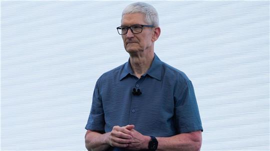Apple-Chef Tim Cook zufolge kann der iPhone-Konzern Kunden nicht mehr wie bisher Kunden von Preiserhöhungen bei Bauteilen abschirmen. (Archivbild)