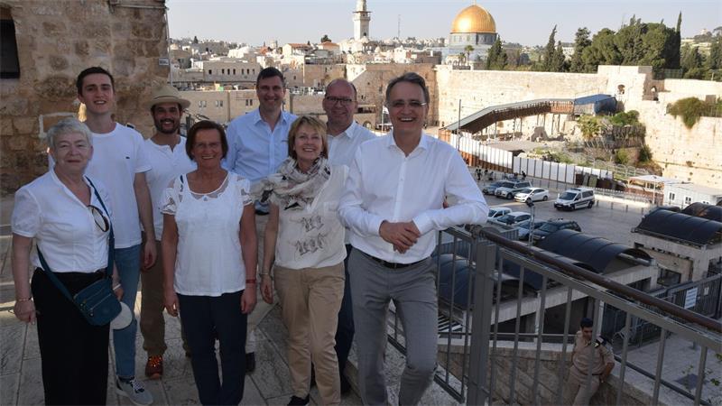 Sönke Hartlef: Das bewegte Leben des Stader Bürgermeisters in Bildern April 2017: Mit einer Stader Delegation vor Felsendom und Klagemauer in Jerusalem anlässlich eines Besuchs in Stades Partnerstadt Givat Shmuel.