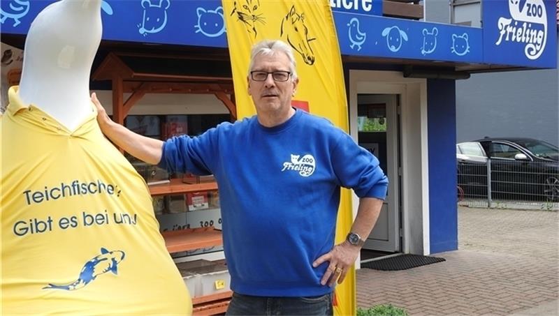 Aquarieneinrichtung und Tierpension während der Ferien gehören zum Kundenservice: Uwe Frieling vor seiner Zoohandlung. Foto Pohlmann