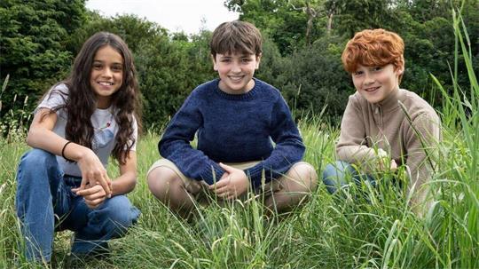 Arabella Stanton (l-r), Dominic McLaughlin und Alastair Stout spielen in der neuen HBO-Serie Hermine Granger, Harry Potter und Ron Weasley.