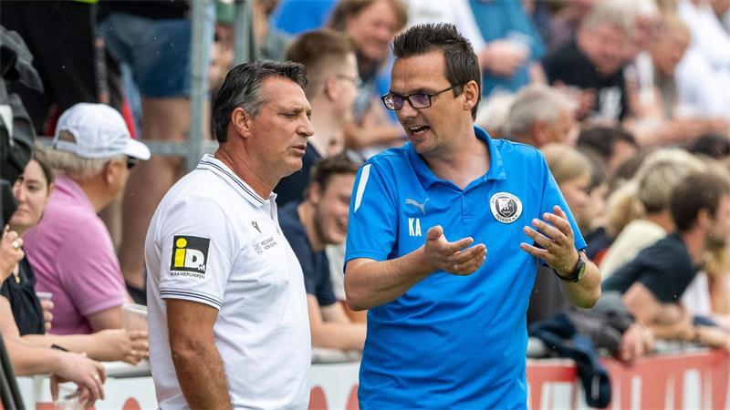 Arambasic 2022 im Austausch mit Sandhausens Trainer Alois Schwartz (l). (Archivbild)