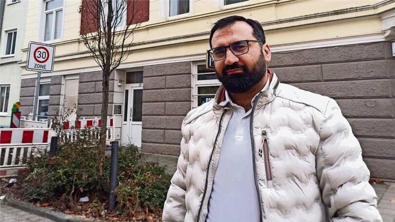 Wasser tropft von der Decke: Er hauste jahrelang in unbewohnbarer Wohnung Aras Ahmad vor dem Haus in Bremerhaven-Lehe. Mittlerweile ist er dort ausgezogen.