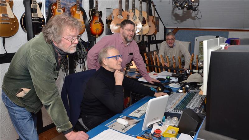 Arbeit im Studio (von links): Thomas Pröfener, Jürgen Kumlehn, Uwe Wendt und Dirk Kraska bringen das CD-Projekt an den Start.