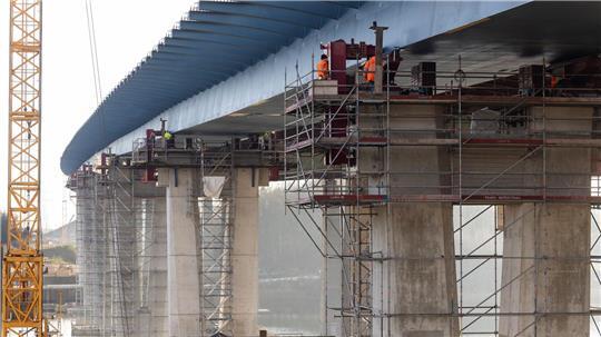 Arbeit in luftiger Höhe am Ersatzneubau der Rader Hochbrücke.