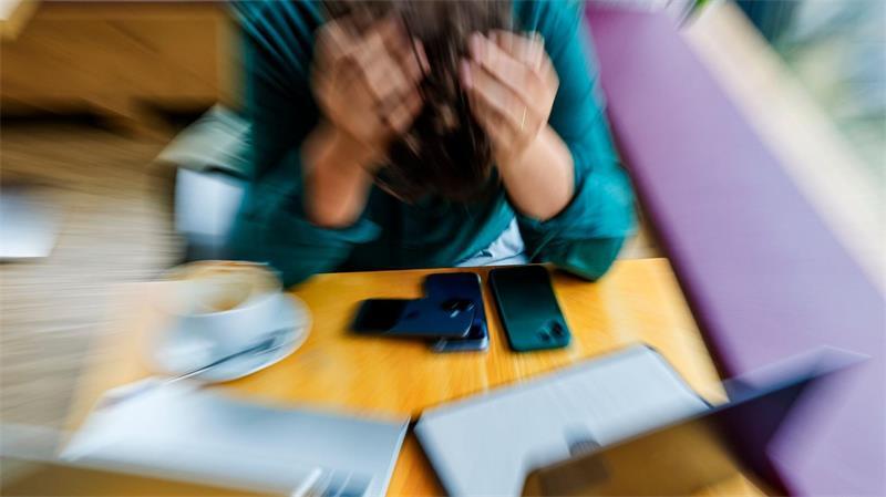 Führung und Stress: Wie Arbeit das Wohlbefinden beeinflusst Arbeit ist einer von vielen Lebensbereichen, der Menschen belastet. (Symbolbild)