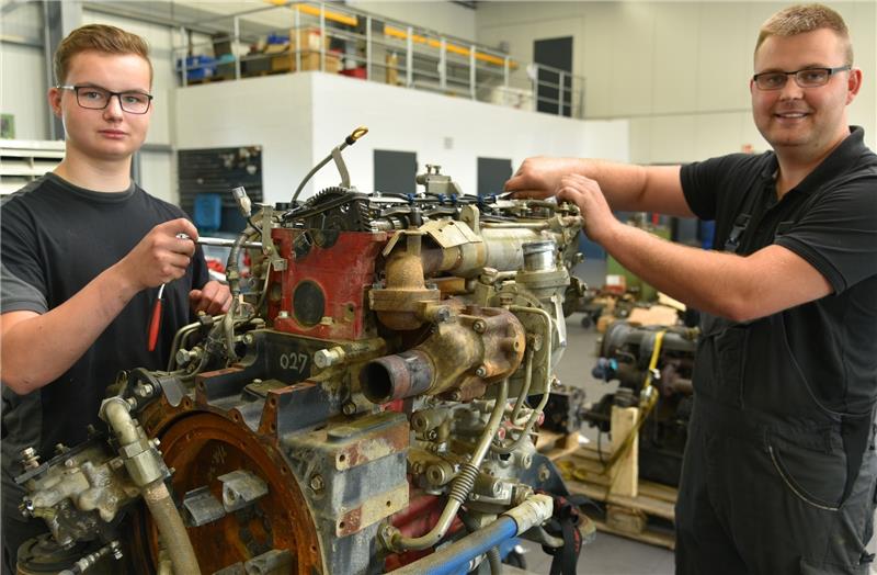 Arbeiten Hand in Hand bei der Reparatur von Motoren: Schüler Leo Löhn (links) und Landmaschinenmechaniker Dennis Wiede. Fotos Beneke