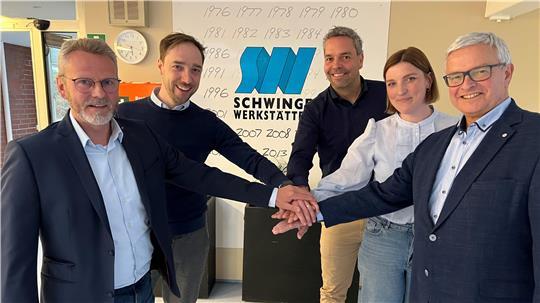 Arbeiten Hand in Hand (von links): Michael Leska, Leiter der Schwinge-Werkstätten, Matthias Geier und Friedrich Witt vom Lionsclub, Josephine Alpers, Pflegerin in den Werkstätten, sowie DRK-Präsident Michael Roesberg.