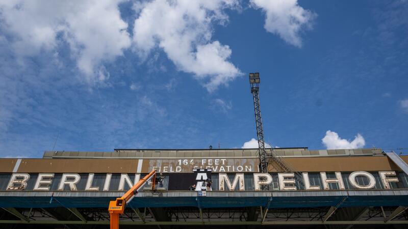 Berliner Band Die Ärzte macht alten Flughafen zu DÄmpelhof Arbeiten am Schriftzug