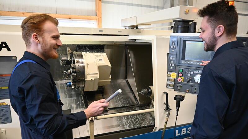 Arbeiten an der CNC-Fräsmaschine: Dustin Matthies und Artur Gefner machen eine Ausbildung bei Bardenhagen in Horneburg (von links).