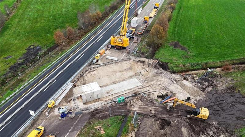 Arbeiten an der Erneuerung des Grabendurchlasses an der A27 in Nordholz.