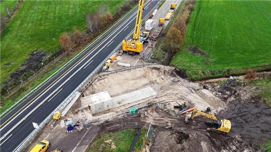 Arbeiten an der Erneuerung des Grabendurchlasses an der A27 in Nordholz.