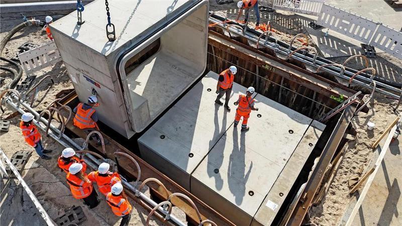 Arbeiten an der Erneuerung des Grabendurchlasses an der A27 in Nordholz.