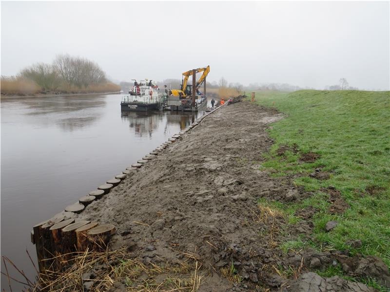 Uferbrüche nahe der B73-Brücke: So sicher ist der Ostedeich Arbeiten des NLWKN an der Oste in Hechthausen mit Schiff, Schute und Bagger zur Sicherung des Deichs. Foto: Andreas Günther