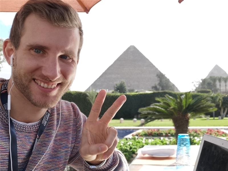Arbeiten mit Aussicht auf die Pyramiden: Der gebürtige Buxtehuder und Sportjournalist Christoph Stukenbrock bei der Handball-WM in Ägypten.