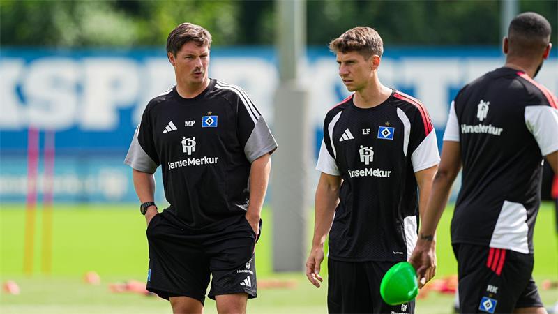 Bekenntnis in der Krise: Neuer HSV-Vertrag für Trainer Polzin Arbeiten weiter für den HSV zusammen: Trainer Merlin Polzin (l) und Loic Favé (M). (Archivbild)