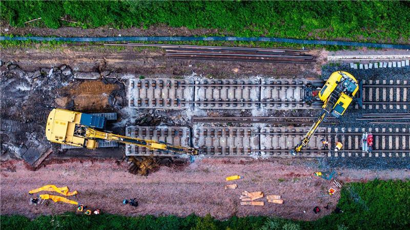 Arbeiter bauen alte Schienen ab. (Archivbild) 