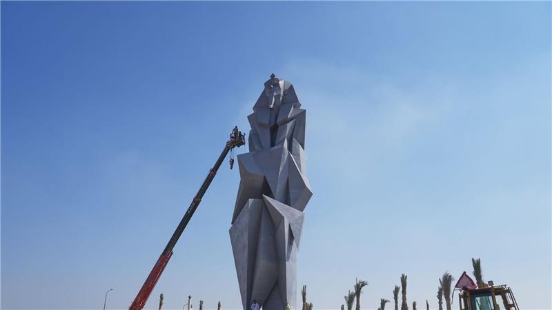 Bilder des Tages Arbeiter bemalen die 27 Meter hohe Eisenstatue „The Guard“ des ägyptischen Künstlers Deyaa Awed. Die Statue steht den Besuchern gegenübersteht, die vom Flughafen Sphinx zum Großen Ägyptischen Museum kommen.