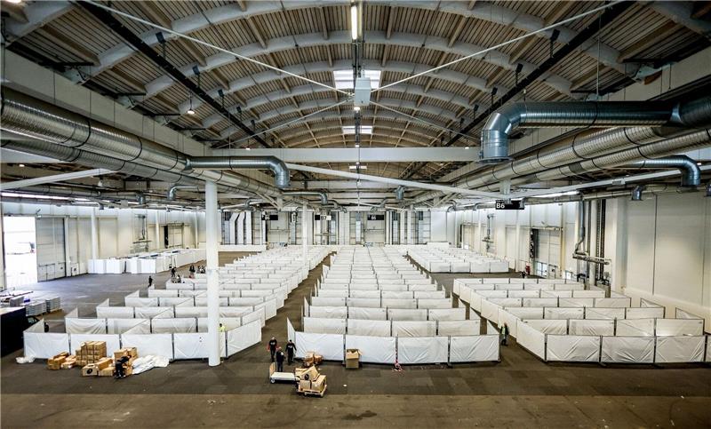 Hamburg muss Geflüchtete wieder in Messehalle unterbringen Arbeiter bereiten eine Messehalle für die Unterbringung von Schutzsuchenden aus der Ukraine vor.
