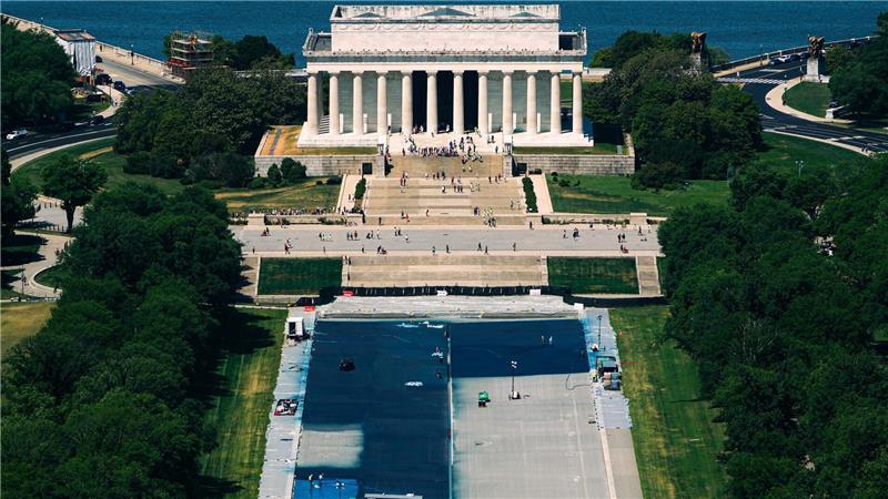 Arbeiter beschichten den Lincoln Memorial Reflecting Pool in Washington.