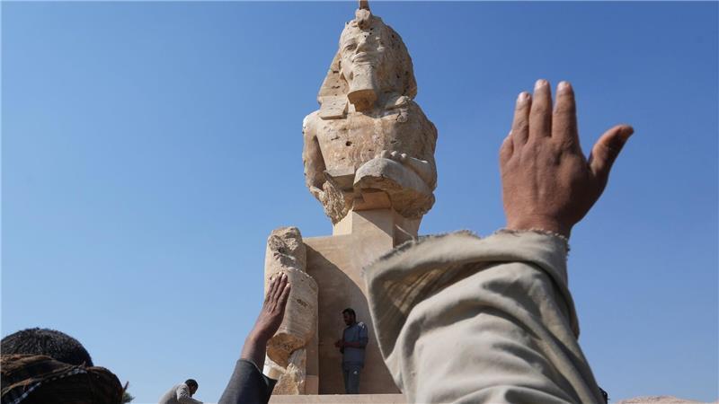 Arbeiter der Antikenverwaltung feiern, nachdem sie eine riesige Alabasterstatue für den Pharao Amenhotep III. in Luxor enthüllt haben.