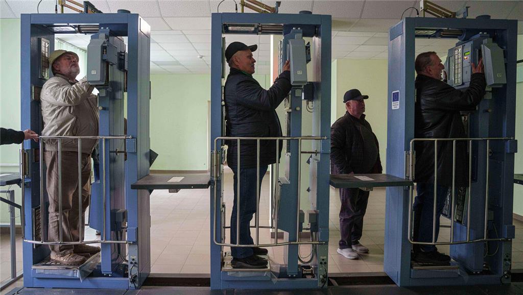 Arbeiter, die nach dem Unfall im Kernkraftwerk Tschernobyl im Jahr 1986 zur Bese...