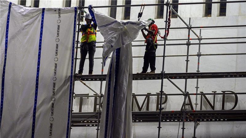 Arbeiter haben laut dem Kennedy Center Trumps Namen von der Fassade der Kultureinrichtung entfernt. 