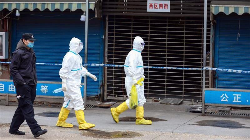 Neuer CIA-Direktor geht von Corona-Ursprung im Labor aus Arbeiter in Schutzkleidung am Huanan Seafood Market in Wuhan. (Archivbild)