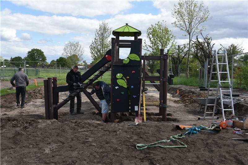 Arbeiter montieren die neuen Spielgeräte in Kutenholz. Foto: Beneke