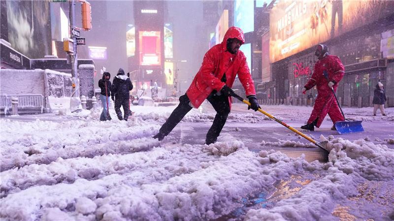 Arbeiter schaufelten Schnee auf dem Times Square in New York.