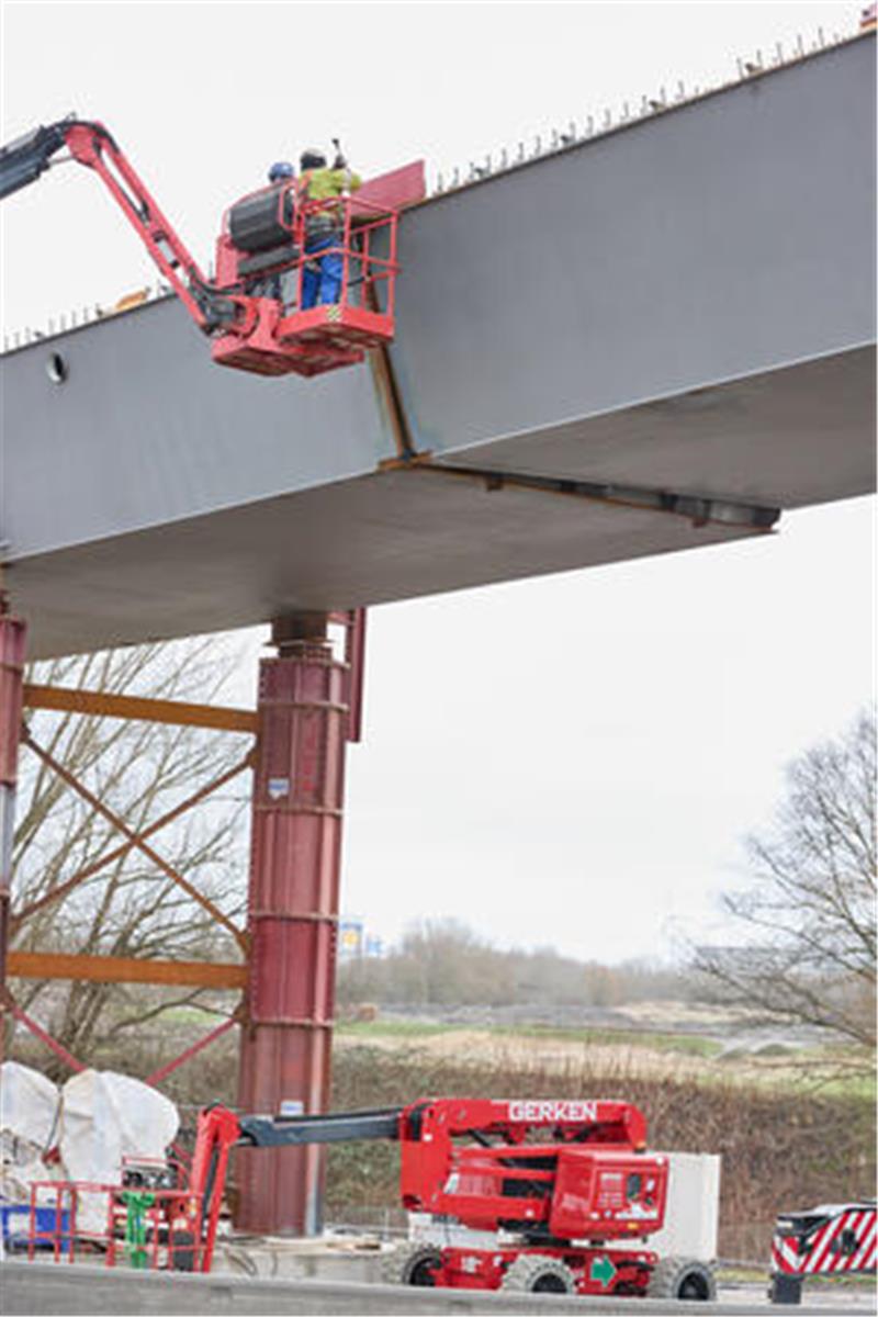 Arbeiter setzten auf einer Baustelle an der A7 zwischen Hamburg-Heimfeld und Hamburg-Volkspark einen sogenannten Überflieger ein.