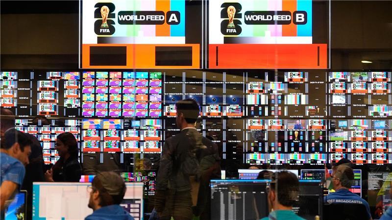 Arbeiter sind im Hauptkontrollraum in Dallas während der Eröffnungsfeier des International Broadcast Center für die Fußball-WM zu sehen.