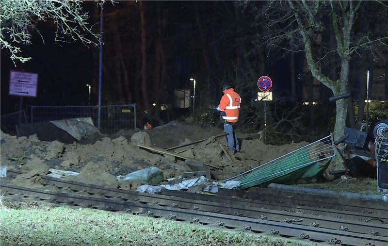 Stadtbahn-Strecke bleibt nach Bombensprengung gesperrt Arbeiter stehen an der Stelle, wo drei Fliegerbomben aus dem Zweiten Weltkrieg gefunden und unschädlich gemacht wurden.