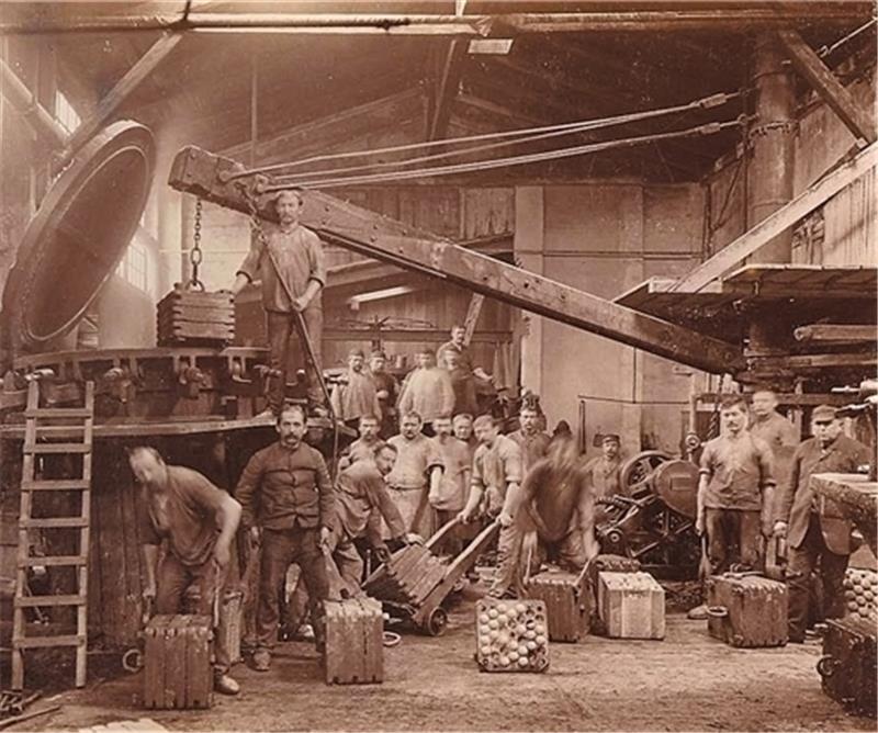 Arbeiter um 1890 in der Ballvulkanisation : Neben Schuhen und Reifen waren Gummibälle ein absoluter Renner im Produktionsprogramm.