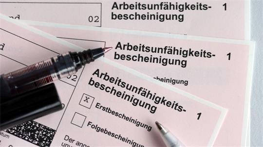 Arbeitgeber können schon heute einen Krankenschein vom ersten Tag an verlangen – der Bund will das nun verpflichtend machen. (Symbolbild)
