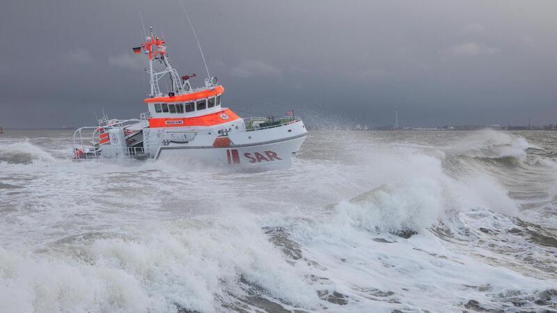 Arbeitsgerät und Wohnort für die 14-täglich wechselnde Crew der Cuxhavener DGzRS-Station ist der Seenotkreuzer „Anneliese Kramer“. Immer mit an Bord ist das Tochterboot „Mathias“.