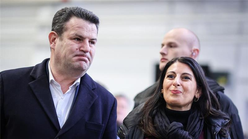 Heil: Mit längerem Kurzarbeitergeld VW-Krise entschärfen Arbeitsminister Hubertus Heil mahnt sozialpartnerschaftliche Lösungen zwischen VW-Management und Gewerkschaft an. (Archivbild)