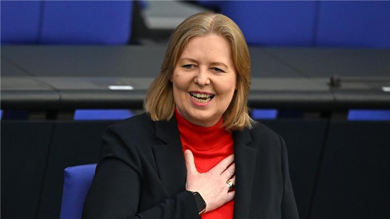 Arbeitsministerin Bärbel Bas - hier im Bundestag - freut sich über die Rentenerhöhung.