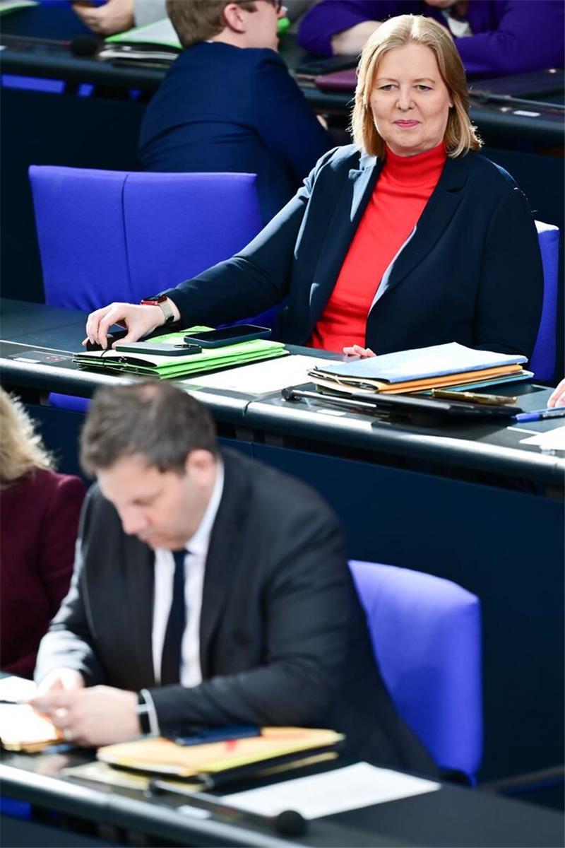 Arbeitsministerin Bärbel Bas hört - hinter Finanzminister Lars Klingbeil (beide SPD) - bei der Debatte zu ihrer Bürgergeld-Reform zu.