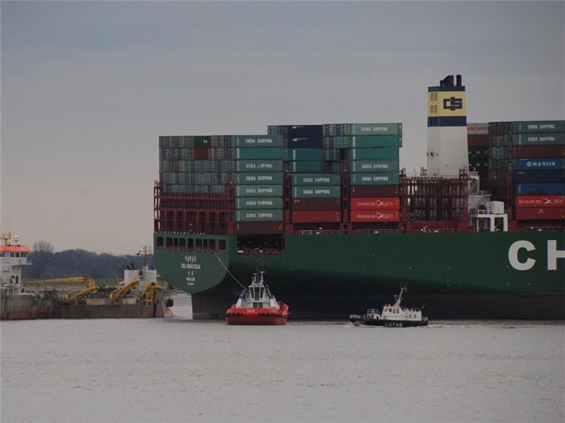 Arbeitsplatz Elbe: Das Lotsenversetzboot „Pagensand “ passiert das havarierte Containerschiff „Indian Ocean“ vor Grünendeich. Foto Vasel