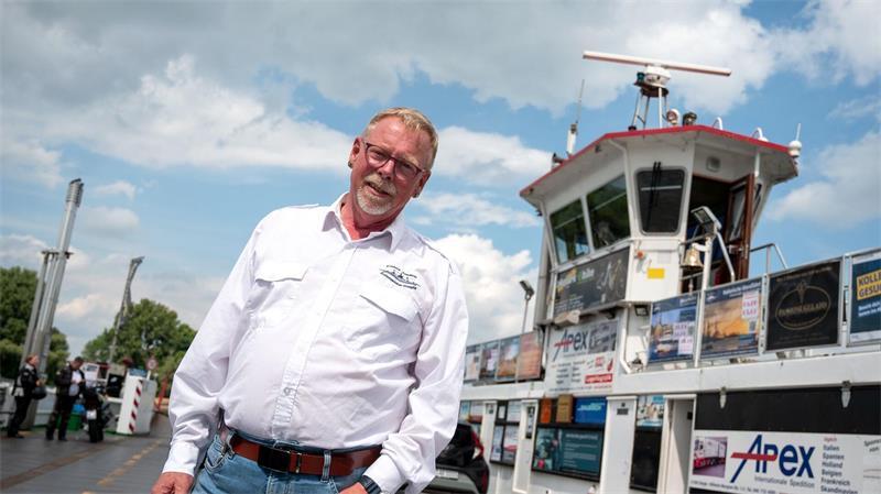 Hamburgs letzte Autofähre – Alltag auf der „Hoopter Möwe 2“ Arbeitsplatz Elbe: Ralph Rehlmeyer mag seinen Job an der frischen Luft und mit Blick auf die Natur.