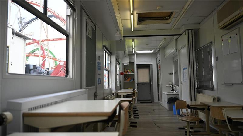 Lernen mitten auf dem Rummel: Hamburger Domschule wieder in Betrieb Arbeitsplatz mit Blick auf die Achterbahn.