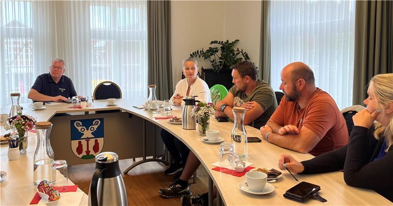Völkerfreundschaft leben: Altländer und Franzosen setzen auf den Sport Arbeitstreffen im Rathaus der Gemeinde Jork.